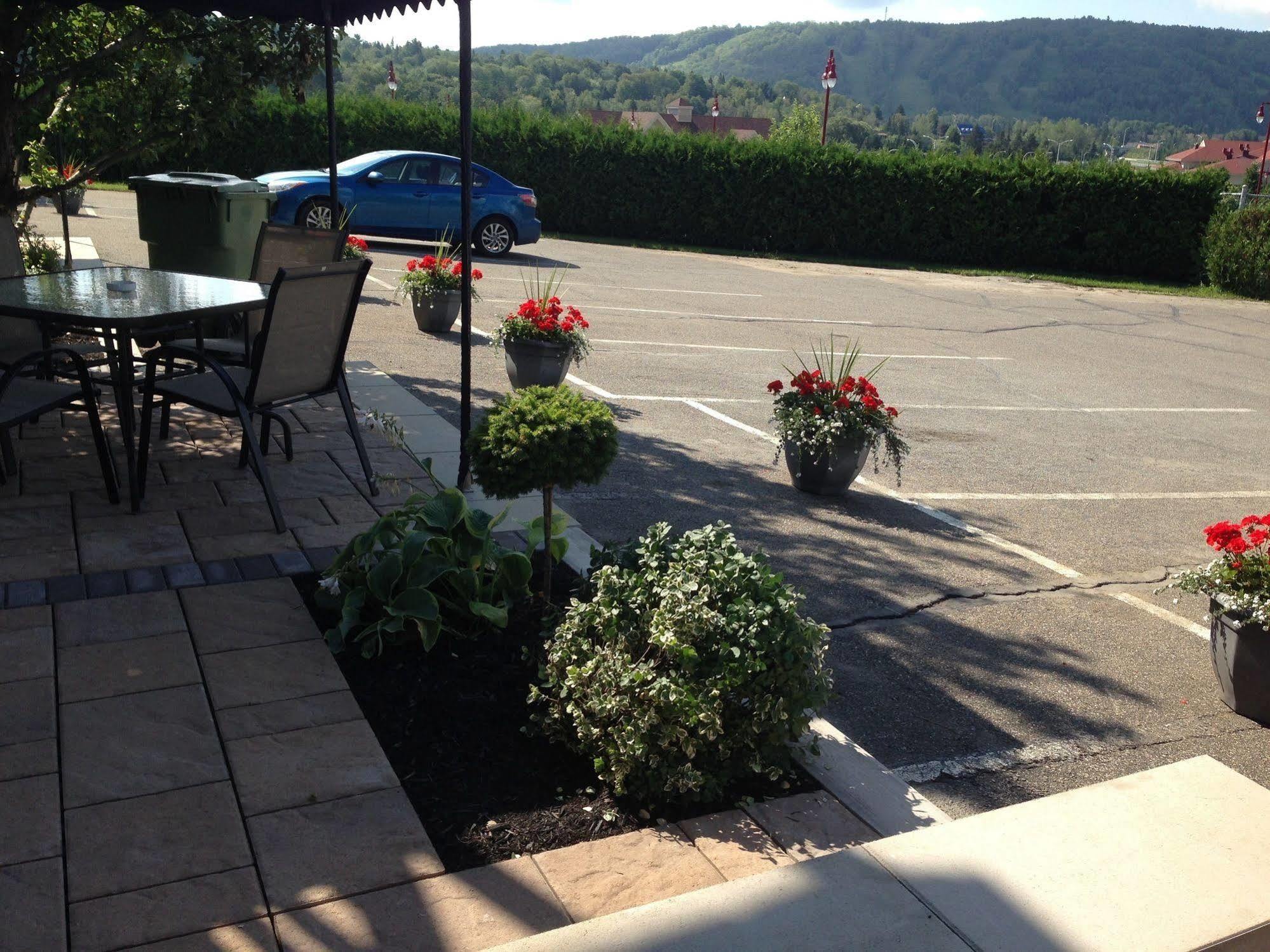 Motel Le Jolibourg Saint-Sauveur-des-Monts Exterior foto